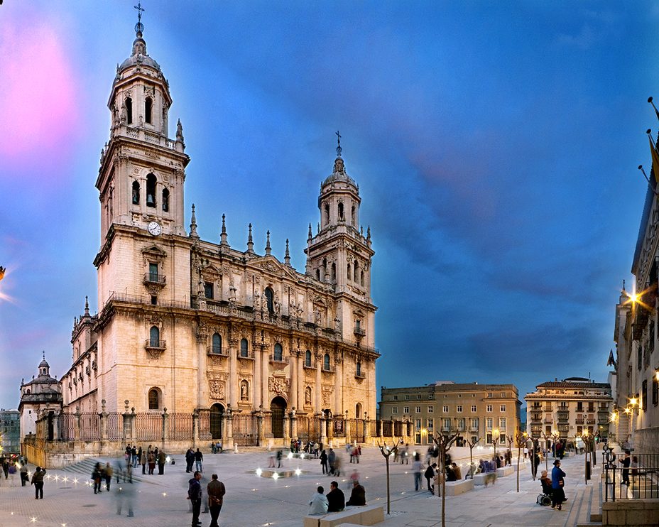 "Vista panorámica de la imponente Catedral de Jaén, una joya arquitectónica del Renacimiento ubicada en el corazón de la ciudad de Jaén, Andalucía
