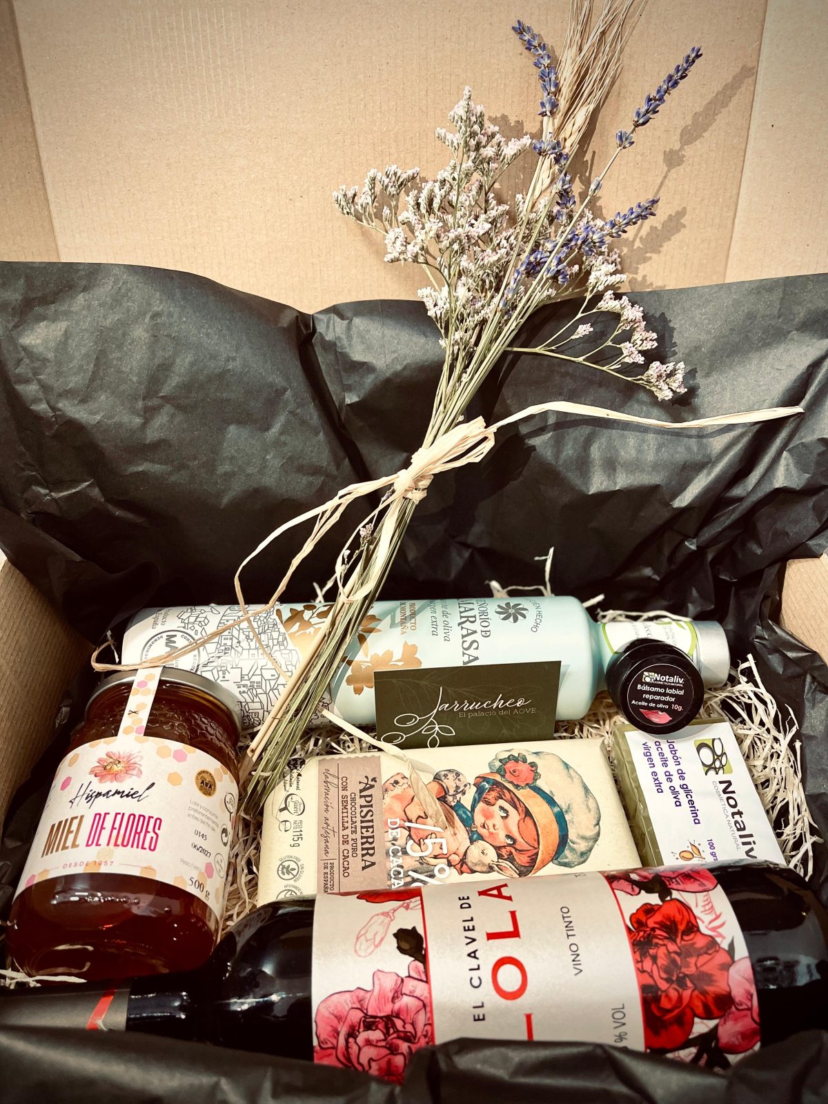 Caja Regalo gourmet para el Día de la Madre con productos artesanales, ideal para sorprender con un detalle original y sabroso.