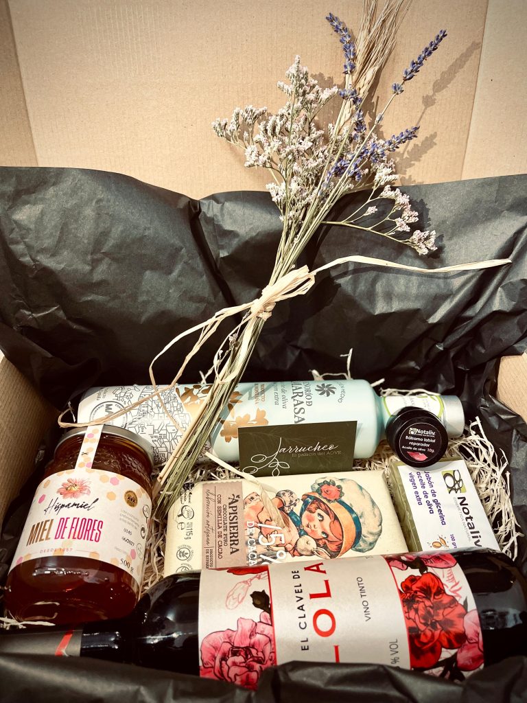 Caja Regalo gourmet para el Día de la Madre con productos artesanales, ideal para sorprender con un detalle original y sabroso.