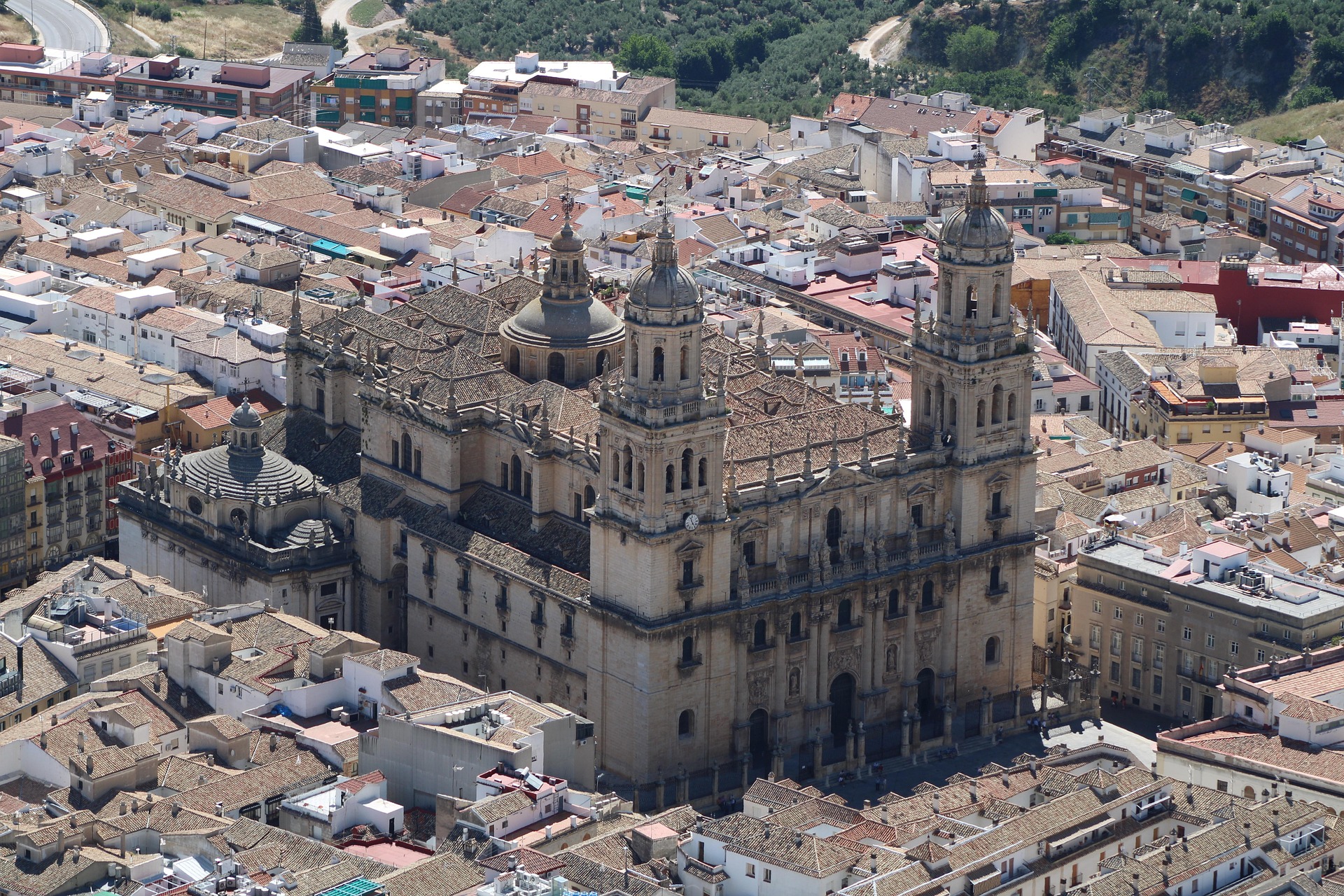 Panorámica de jaén con la catedral en primer plano y olivares al fondo, representando jaén aove gourmet.
